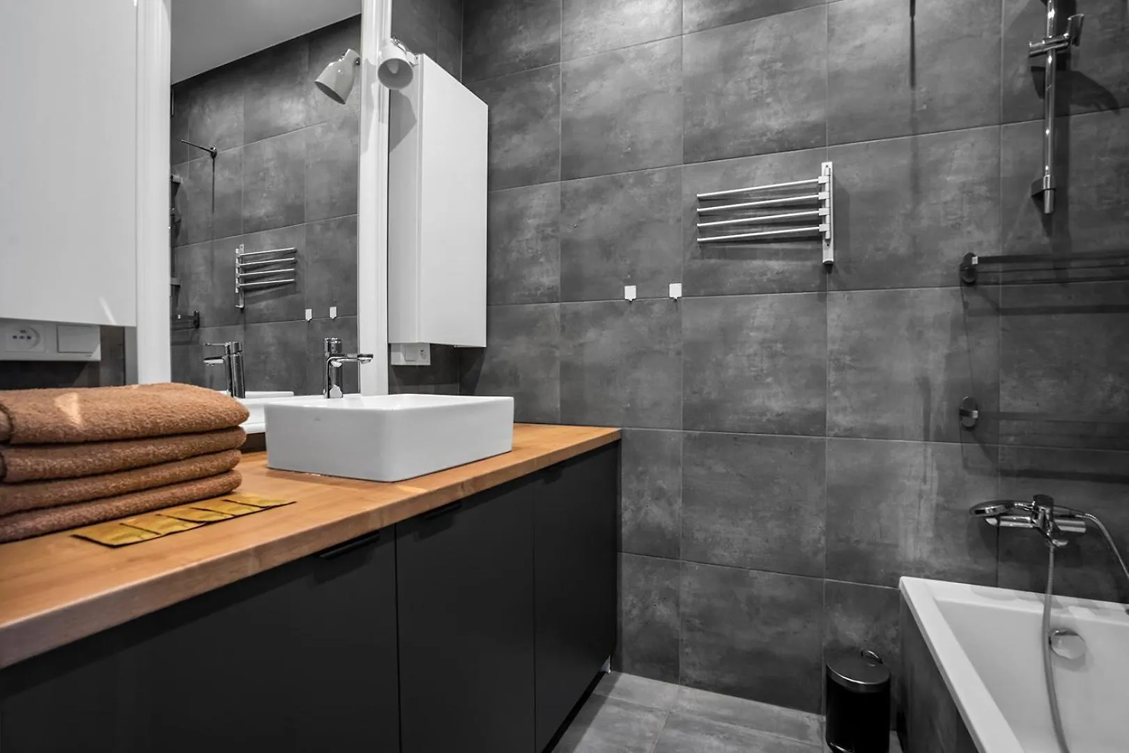 Warsaw Suite Near River - 58M2, Metro, Balcony Apartmán